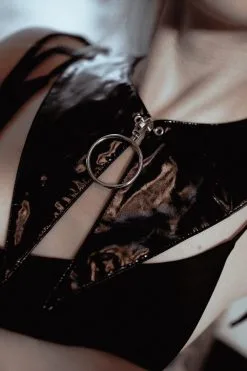 LIVELY GHOSTS Temptress Colllar